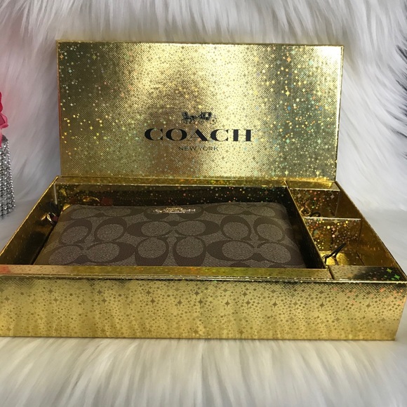 Coach Boxed Large Corner Zip Wristlet In Signature - Picture 14 of 15